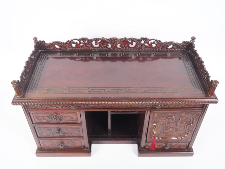 Indochine, vers 1920, Élément de meuble en bois, à étagère, quatre tir
