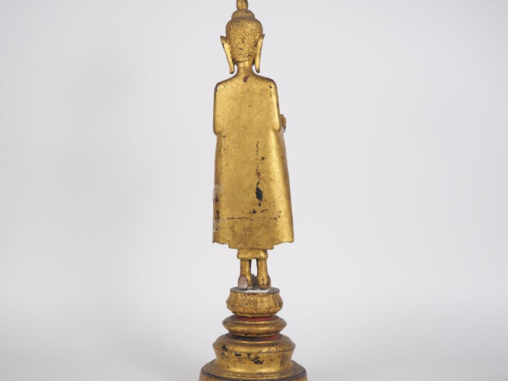 Laos, XIXe siècle,  Statuette en bois laqué doré, représentant bouddha