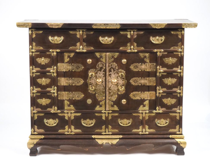 Corée, XXe siècle, Meuble cabinet ouvrant à deux portes et sept tiroir