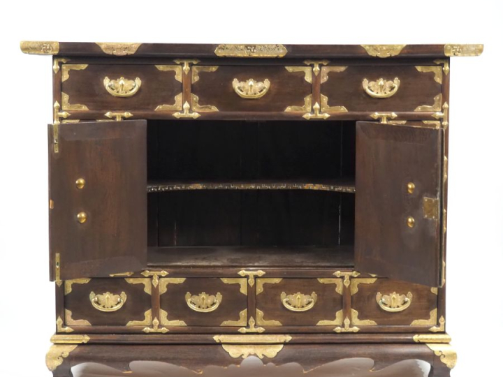 Corée, XXe siècle, Meuble cabinet ouvrant à deux portes et sept tiroir