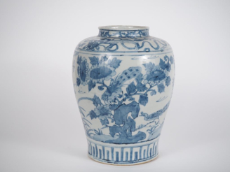 Vente aux enchères Japon, XIXe siècle,  Jarre en porcelaine bleu blanc, à décor de faisan