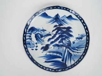 Vente aux enchères Japon, Arita, fin du XIXe siècle, Assiette bleu blanc en porcelaine d’