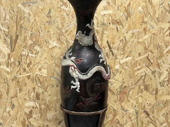 Japon, Arita vers 1900, Important vase balustre à col pavillonné en co