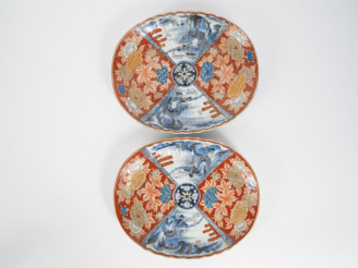 Vente aux enchères Japon, XIXe siècle, Deux plats ovales, en porcelaine imari à décor ray