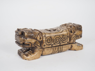 Vente aux enchères Chine, travail moderne. Brûle parfum en stéatite brun beige, les extré