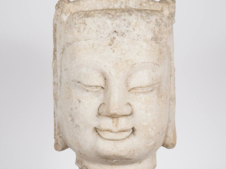 Vente aux enchères Chine du Sud, XVIIème XVIIIème. Tête de bouddha en pierre blanche, le 