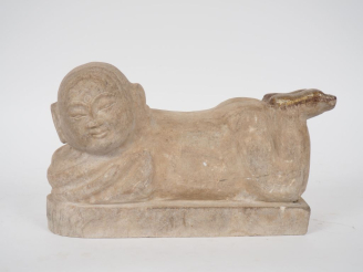 Vente aux enchères Chine, travail moderne. Oreiller en pierre grise représentant un enfan