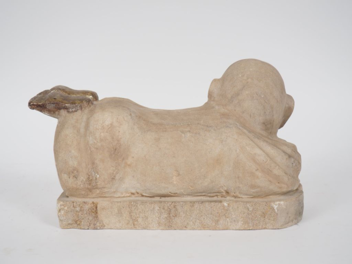 Chine, travail moderne. Oreiller en pierre grise représentant un enfan