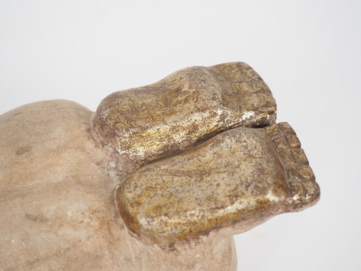 Chine, travail moderne. Oreiller en pierre grise représentant un enfan