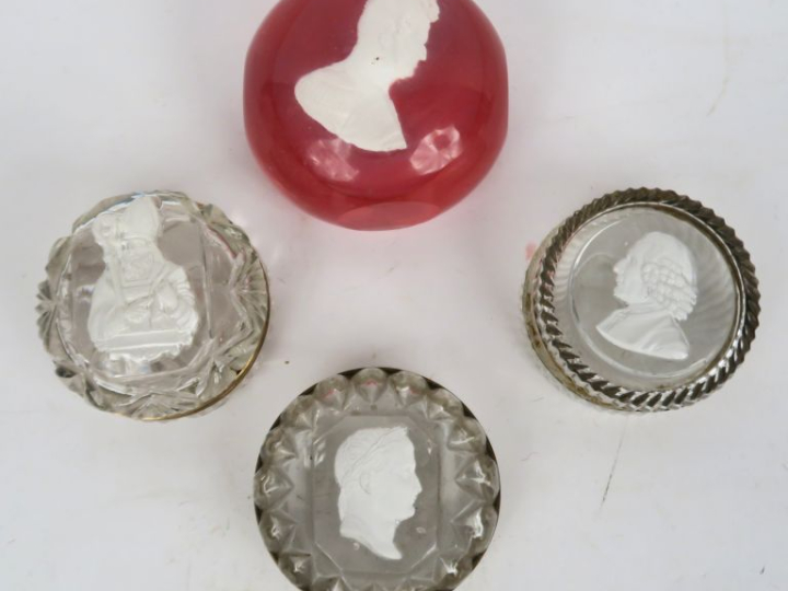 -Trois boites en cristal à monture en laiton, ornée d’un cristallocéra