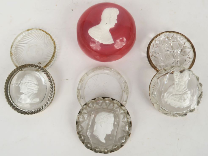 -Trois boites en cristal à monture en laiton, ornée d’un cristallocéra