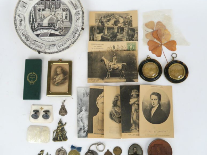 NAPOLEONICA.  Ensemble de 24 souvenirs napoléoniens divers dont une pi