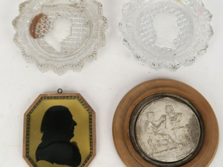 Ensemble comprenant :  -Un médaillon octogonal en pomponne représentan