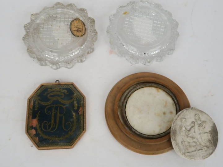 Ensemble comprenant :  -Un médaillon octogonal en pomponne représentan