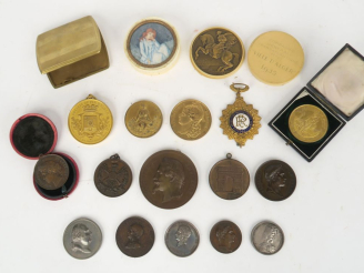Vente aux enchères Ensemble de 18 pièces et souvenirs dont :  Médaille en bronze de l’ina