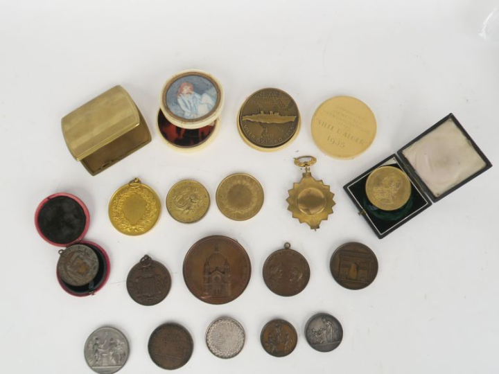 Ensemble de 18 pièces et souvenirs dont :  Médaille en bronze de l’ina