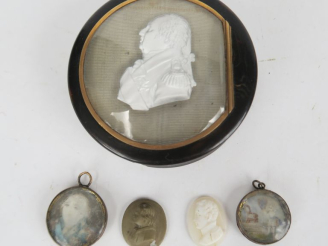 Vente aux enchères Boite ornée sur le couvercle d’un profil en cristallocérame du Roi Lou