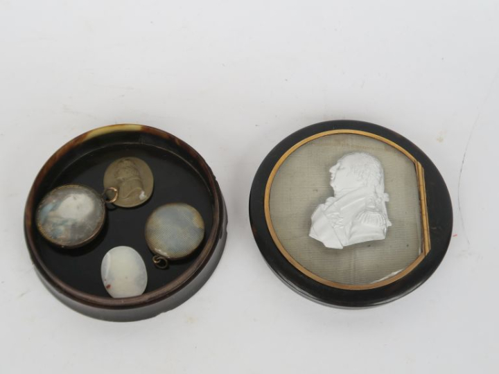 Boite ornée sur le couvercle d’un profil en cristallocérame du Roi Lou