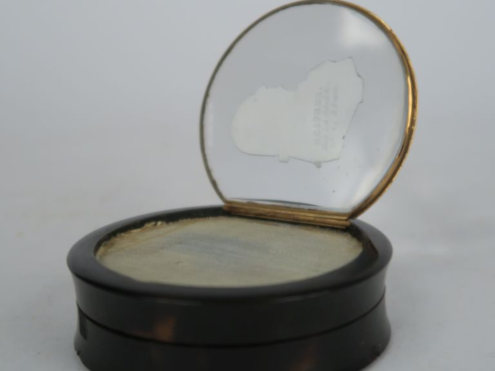 Boite ornée sur le couvercle d’un profil en cristallocérame du Roi Lou