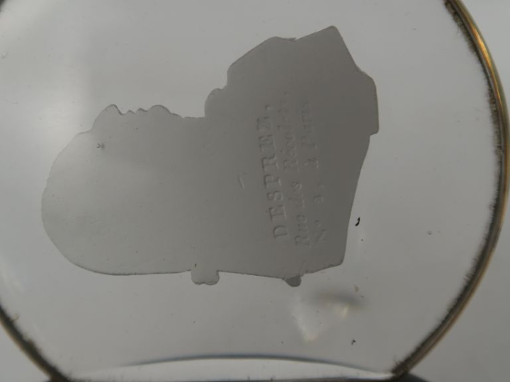 Boite ornée sur le couvercle d’un profil en cristallocérame du Roi Lou