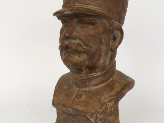 Vente aux enchères SANT MARTI."Le Maréchal JOFFRE".  Buste en terre cuite ( éclats à la v