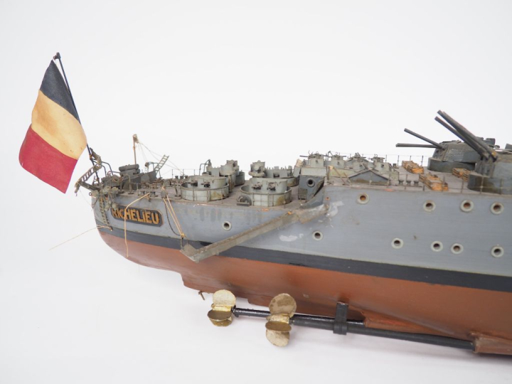 « Le cuirassier le Richelieu »  Grande maquette à coque en bois, garni