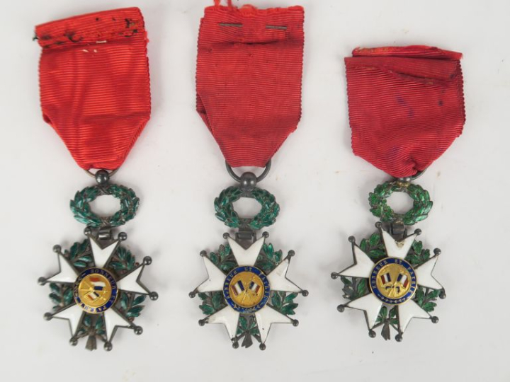 FRANCE  ORDRE DE LA LEGION D’HONNEUR Trois étoiles de chevaliers de la