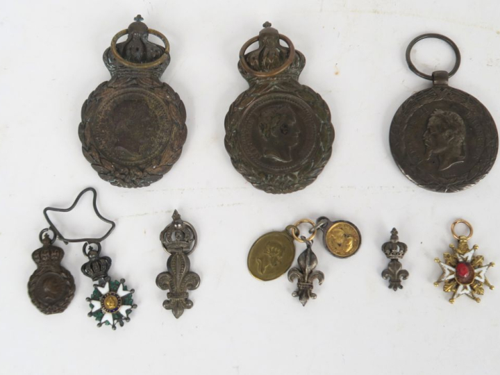 FRANCE DIVERS  Ensemble présentant :  -Trois décorations du Lys dont d