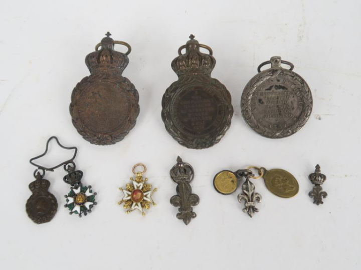 FRANCE DIVERS  Ensemble présentant :  -Trois décorations du Lys dont d