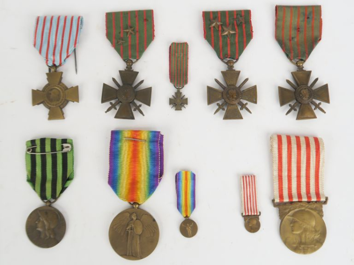 FRANCE  PREMIERE GUERRE MONDIALE Lot de médailles comprenant :  -Une m