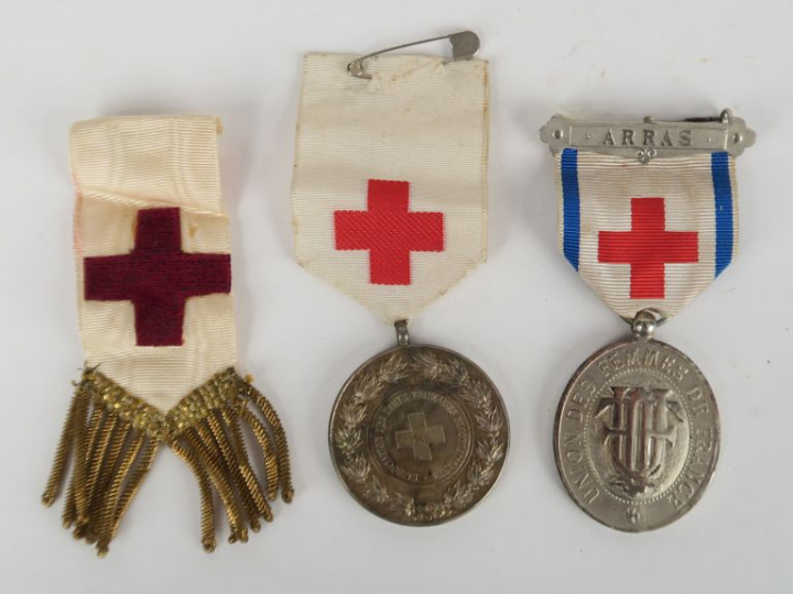 CROIX ROUGE  -Médaille de l’Union des femmes de France.  En métal arge