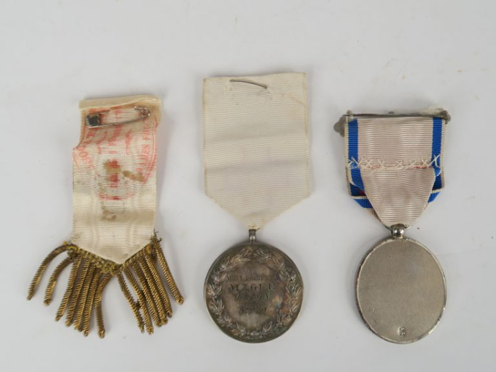 CROIX ROUGE  -Médaille de l’Union des femmes de France.  En métal arge