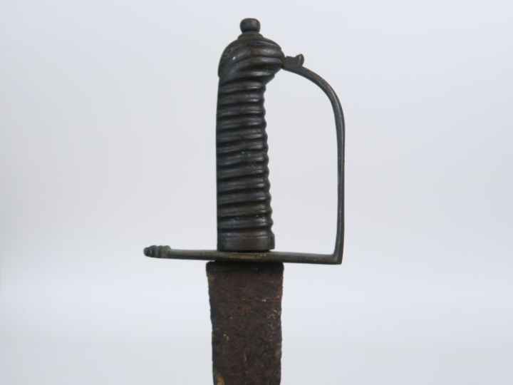 Sabre briquet.  Monture en laiton patiné noir, monté avec une lame du 