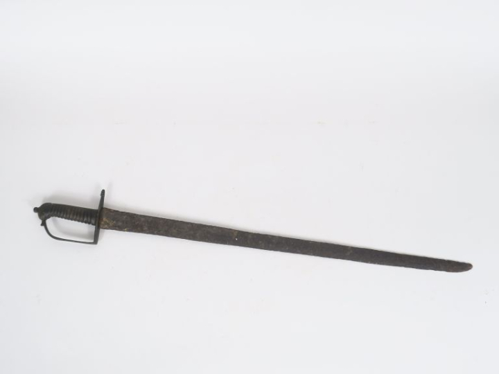 Sabre briquet.  Monture en laiton patiné noir, monté avec une lame du 