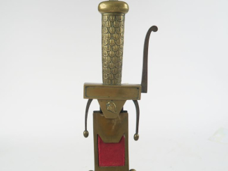 Vente aux enchères Glaive de l’école de Mars.  Poignée en bronze à décor d’un semis d’éca