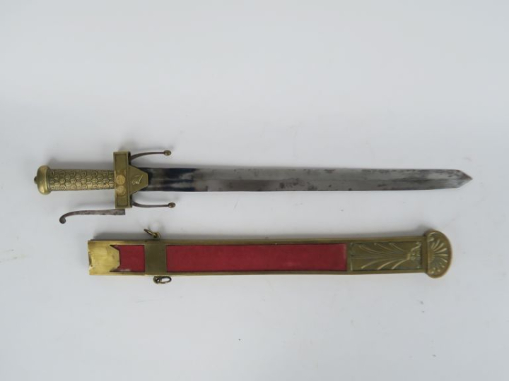 Glaive de l’école de Mars.  Poignée en bronze à décor d’un semis d’éca