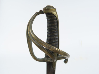 Vente aux enchères Sabre d’officier de cavalerie à la chasseur.  Poignée recouverte de cu