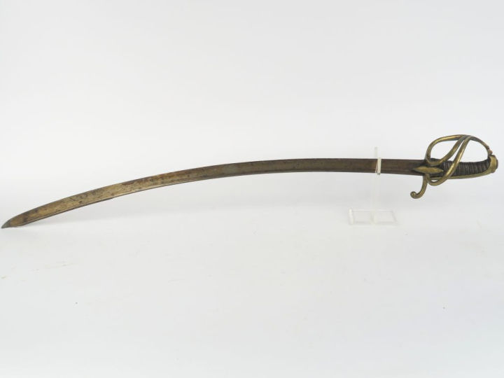 Sabre d’officier de cavalerie à la chasseur.  Poignée recouverte de cu