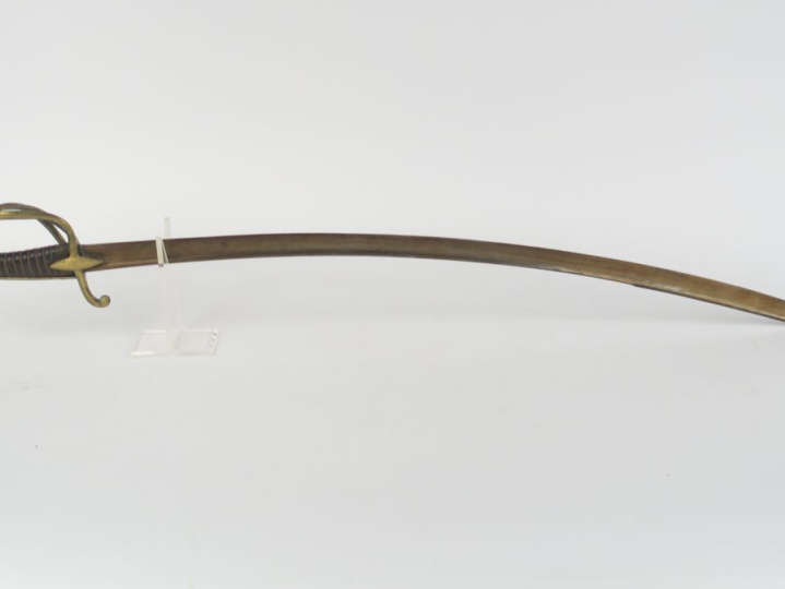 Sabre d’officier de cavalerie à la chasseur.  Poignée recouverte de cu