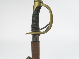 Vente aux enchères Sabre de cavalerie légère modèle 1822.  Poignée recouverte de cuir ave