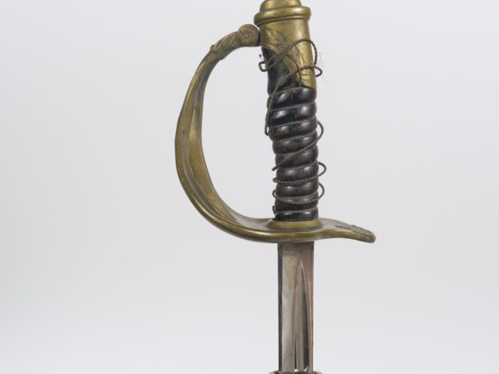 Sabre d’enfant type officier 1822. Poignée en bois verni (reste de fil