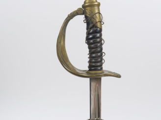 Vente aux enchères Sabre d’enfant type officier 1822. Poignée en bois verni (reste de fil