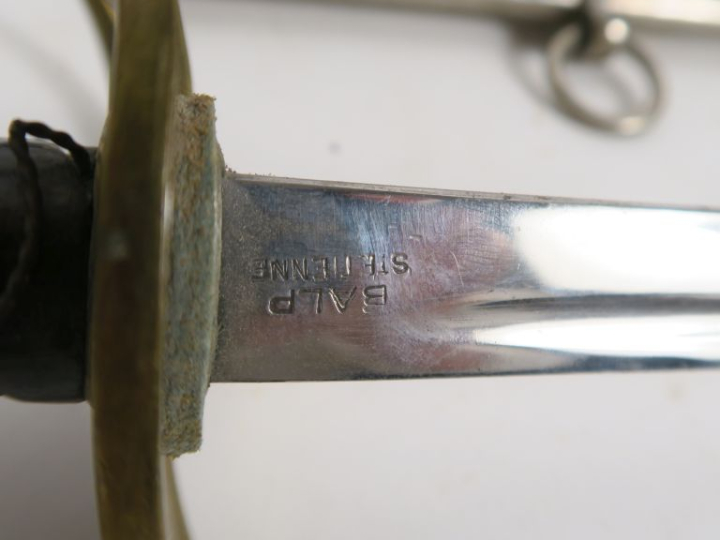 Sabre d’enfant type officier 1822. Poignée en bois verni (reste de fil