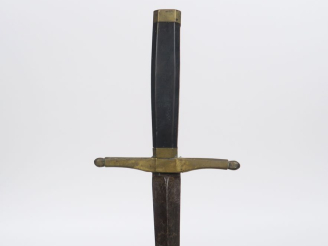 Vente aux enchères Glaive de fabrication artisanale.  Fusée en bois. Croisière en laiton 