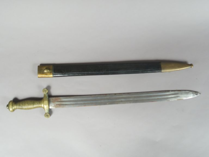 Glaive modèle 1831 allégé.  Poignée en bronze. Lame à gouttières. Four