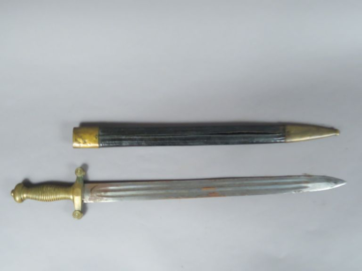 Glaive modèle 1831 allégé.  Poignée en bronze. Lame à gouttières. Four