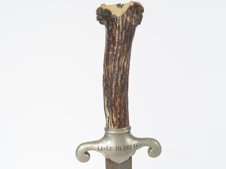 Dague de vénerie « LYCEE HENRI IV »  Poignée en bois de cerf (éclat). 