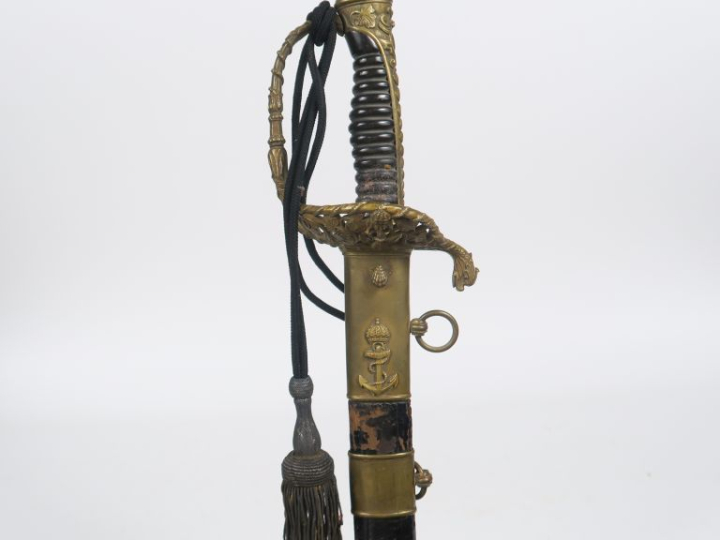 Sabre d’officier de marine.  Poignée en corne. Monture en laiton, gard