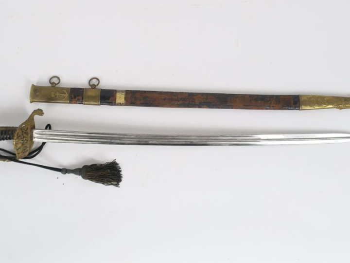 Sabre d’officier de marine.  Poignée en corne. Monture en laiton, gard