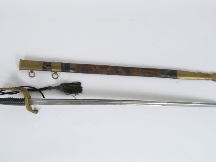 Sabre d’officier de marine.  Poignée en corne. Monture en laiton, gard